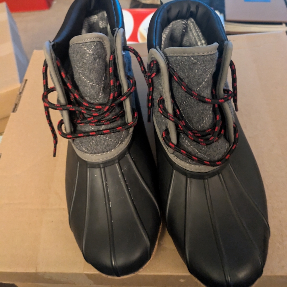 Black and Grey Sketchers waterproof boots size 8
